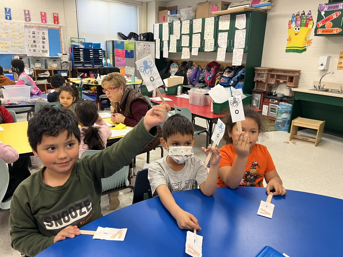 JTillman1999's tweet photo. Vowel Intensive practice in kinder! Students in @MsPflager class identified the /o/ and /i/sound in the words said aloud!! @GrahamRoadES #graham #gres #region2 #readers https://t.co/Ry7d52rtwT