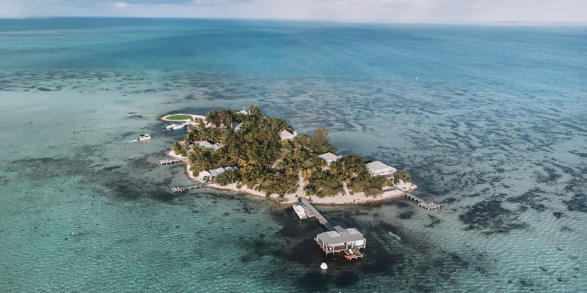 aprivateisland's tweet photo. Find out why the who's who of Hollywood flock to Cayo Espanto for the royal treatment. From top-tier service to secluded private villas, @MaximMag dives into the best Cayo Espanto has to offer. Visit the link to read more. ▶️ https://t.co/YvvoZPlE4v https://t.co/b2AzdRhYQK