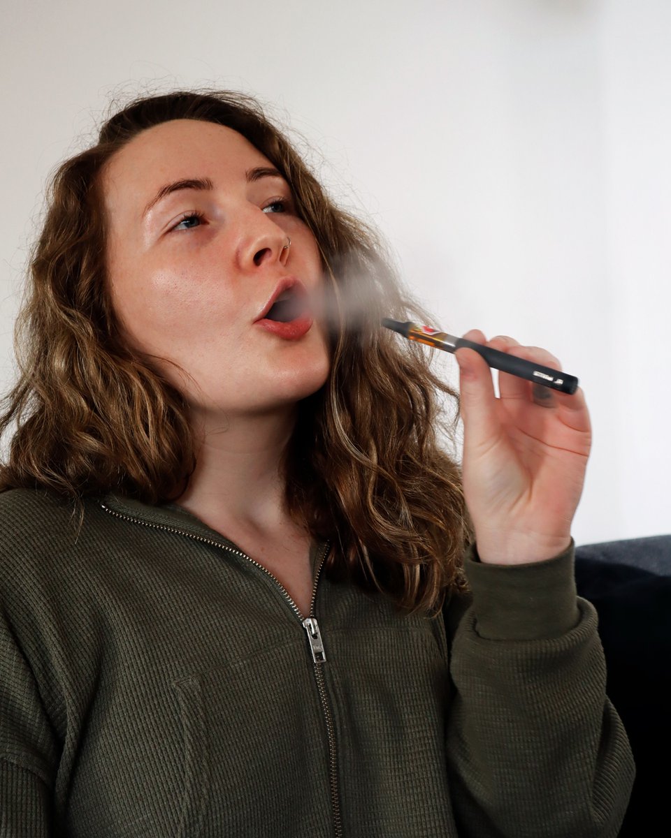 PureExtracts_CA's tweet photo. When the puff looks so good 😍 Enjoy the balanced high and relaxed flavour of our Pure Pulls FSO vape carts 🌿 Siobhan is enjoying our GSC strain - find in BC, AB, SK 🇨🇦 #pureextractscorp https://t.co/XsILUmU5t5