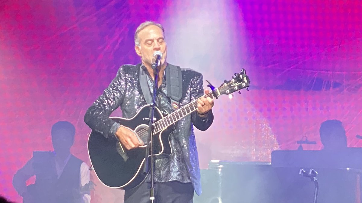 DirtRdTraveller's tweet photo. Another great part of this amazing @VikingCruises voyage has been the #entertainment! @neargod gave us an incredible #NeilDiamondExperience in the theatre! #ForeverInBlueJeans #SweetCaroline #MyVikingStory https://t.co/6PoiKUJros