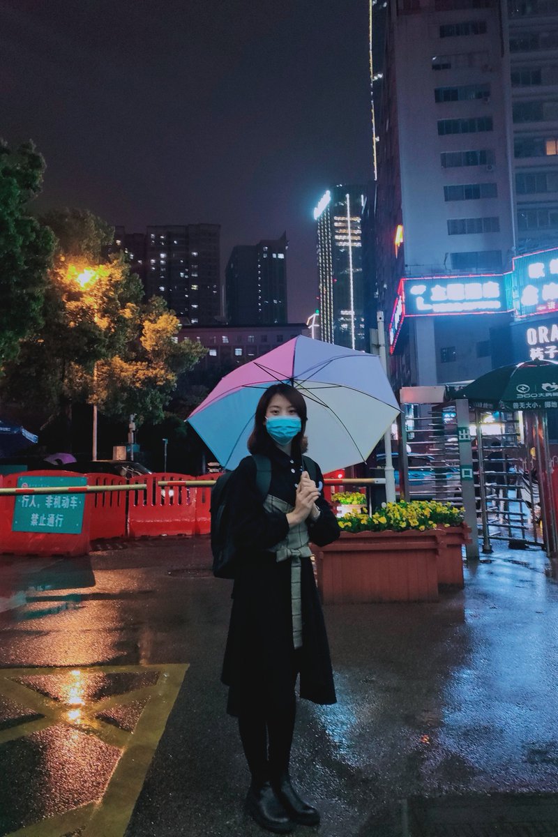 JulieD2021's tweet photo. 工作到很晚，还下起雨了，一位90后医生小哥哥送给我一把漂亮的伞。 https://t.co/2SvrpMq1Vg