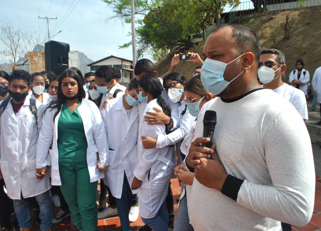 OficialUnerg's tweet photo. El Área de Ciencias de la Salud de la Unerg liderada por el rector José Ángel Torrealba, este lunes 28 de marzo, decretó tres días de duelo en el área por el  fallecimiento de Luis Madríz, estudiante de 3er año del Programa de Medicina de esta casa de estudios. https://t.co/64UVW1LTti
