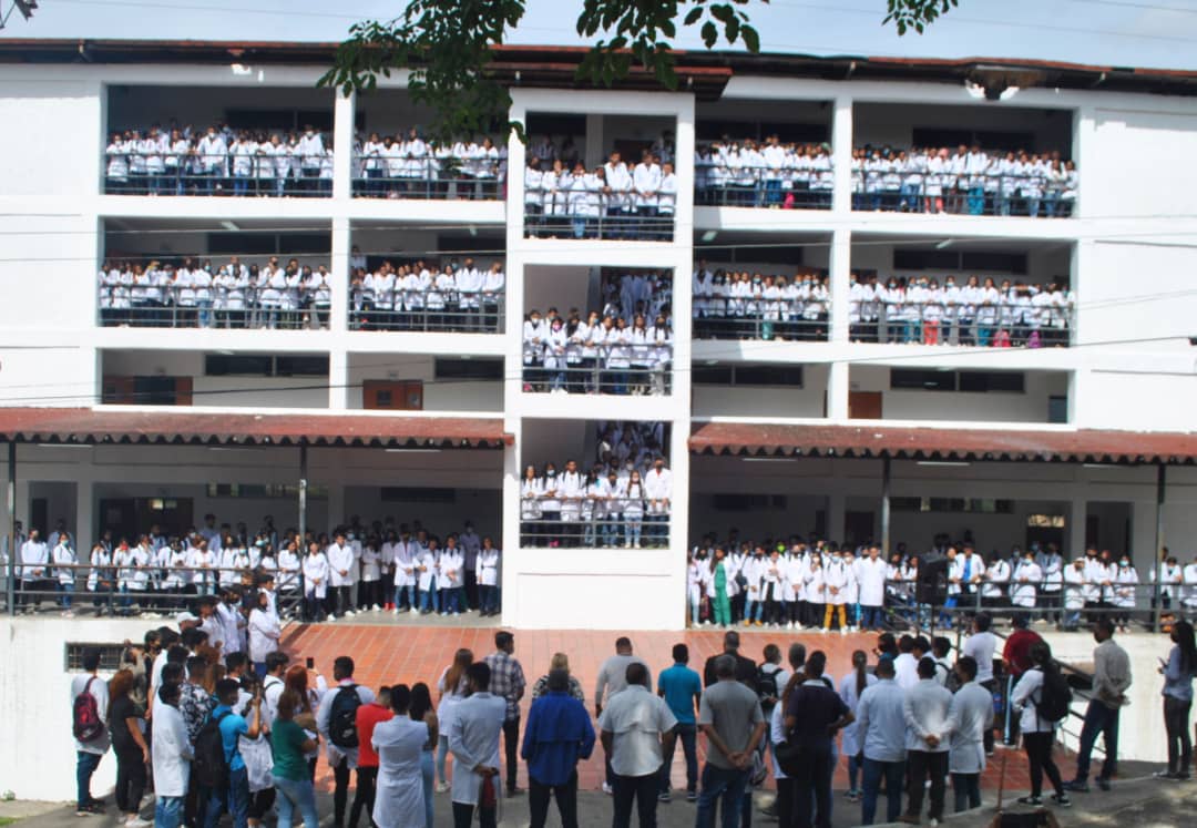 OficialUnerg's tweet photo. El Área de Ciencias de la Salud de la Unerg liderada por el rector José Ángel Torrealba, este lunes 28 de marzo, decretó tres días de duelo en el área por el  fallecimiento de Luis Madríz, estudiante de 3er año del Programa de Medicina de esta casa de estudios. https://t.co/64UVW1LTti