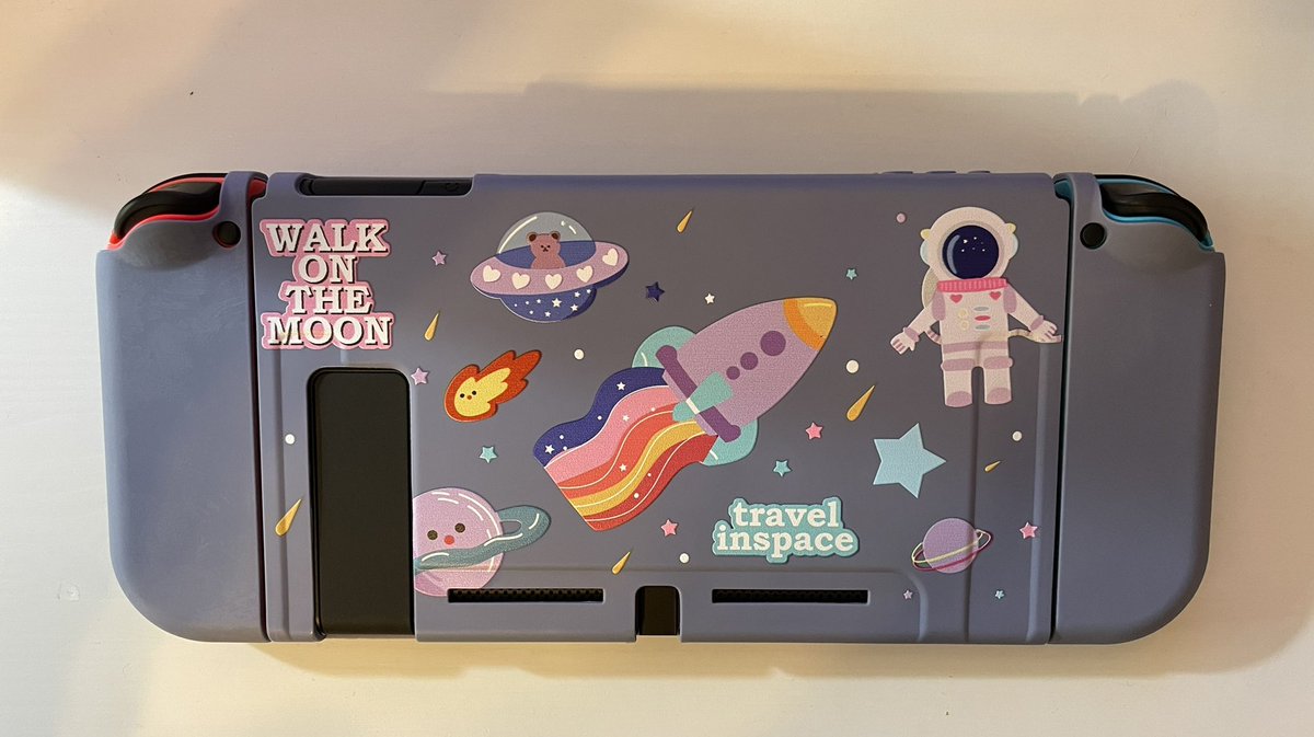 PuzzlesIsland's tweet photo. ¿Qué os parece la nueva funda que me he comprado? Es bastante económica, así que he quedado contenta 🥰 
Lo de los joystick ha sido una sorpresa, no sabía que venía 😳🥳  
#NintendoSwitch https://t.co/OrFJRtJWf0