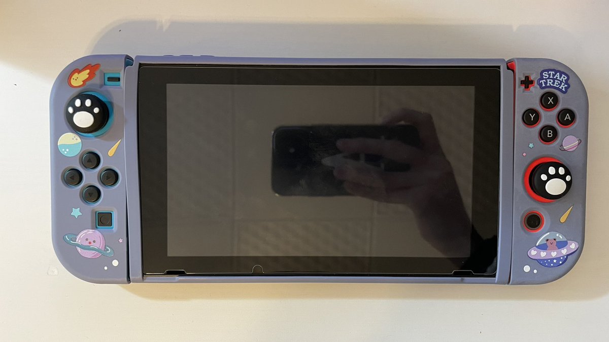 PuzzlesIsland's tweet photo. ¿Qué os parece la nueva funda que me he comprado? Es bastante económica, así que he quedado contenta 🥰 
Lo de los joystick ha sido una sorpresa, no sabía que venía 😳🥳  
#NintendoSwitch https://t.co/OrFJRtJWf0