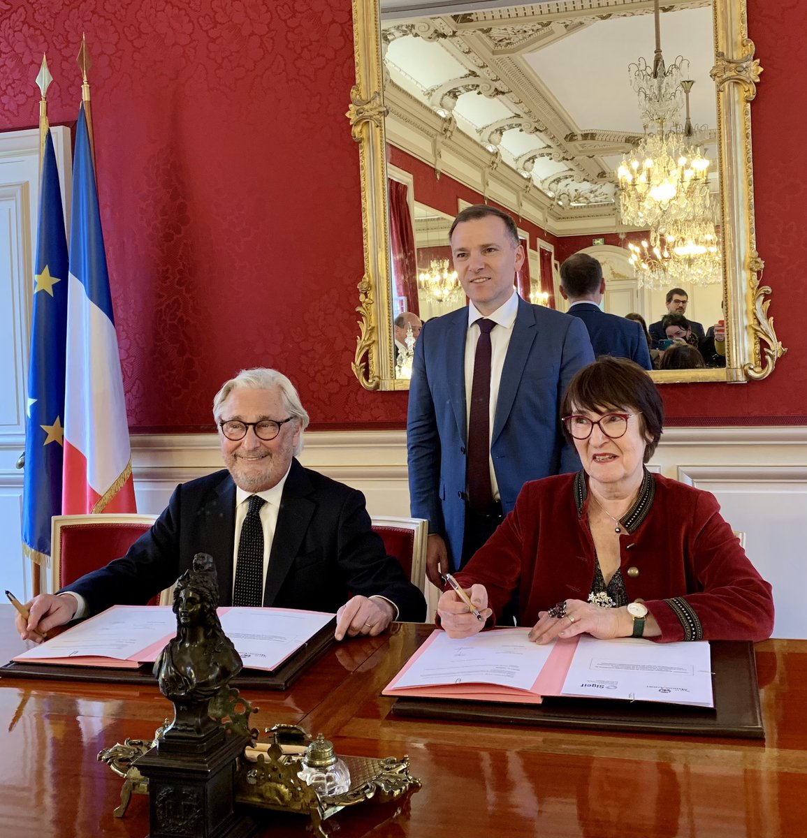 Le projet de la plus grande ferme solaire urbaine sur toiture en #IDF à Maisons-Alfort est signé entre <a href="/jjguillet/">Jean-Jacques GUILLET</a> du <a href="/sigeif75/">Sigeif</a>, Marie-France Parrain @CapitanioOliv .
Sa 1ère phase s’étendra sur plus de 30 sites publics soit 45 000 m2 l’équivalent de 11 stades de foot.