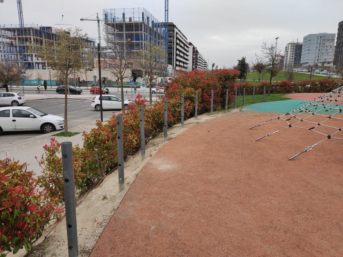 Gards1983's tweet photo. @010_Pamplona estado de la no barandilla en el parque Alfredo Landa (pirámide de cuerdas ) https://t.co/jg1q31GPAJ