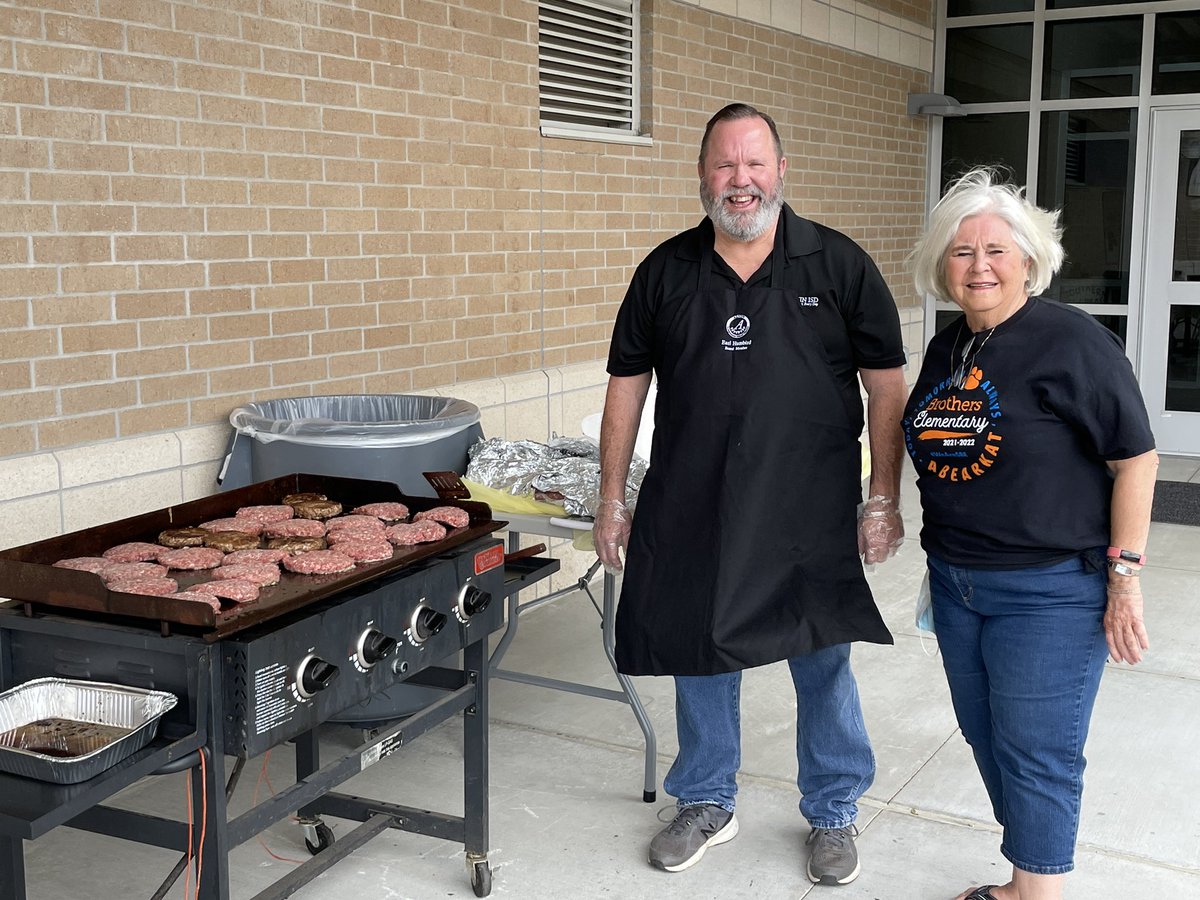 AlvinISD_EdFdn's tweet photo. We’re celebrating our Top Turtle Campus @sdbrothers17 with grilled burgers by @AlvinISD school board president Earl Humbird and ice cream! Thank you to everyone that supports the #foundation! https://t.co/0NP90syXuD