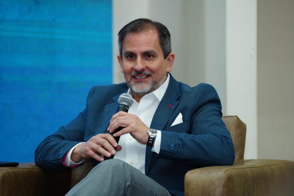 lacamaragye's tweet photo. Continuamos en la #ComexCCG con el Conversatorio “El Comercio Exterior como herramienta para el fortalecimiento empresarial” en la que participan Juan Xavier Sánchez @jxsur, Leonardo Viteri @LVALAW y Juan Carlos Díaz-Granados @JCDGM https://t.co/ZyOJ5KmD77