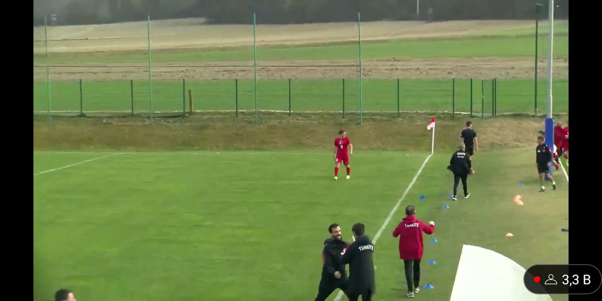 Burda gol sonrası herkes sevinçle koşarken Semih Kılıçsoy neyseki son anda fark edip saha dışına çıkmıyor

Benzerini Portekiz'de Fonte yapmıştı sanırım, hatta herkes Pepe sanmıştı videosunu paylaşmıştı :)
Aferin kardeşim <a href="/Semihkilicsoy/">Semih Kılıçsoy</a>