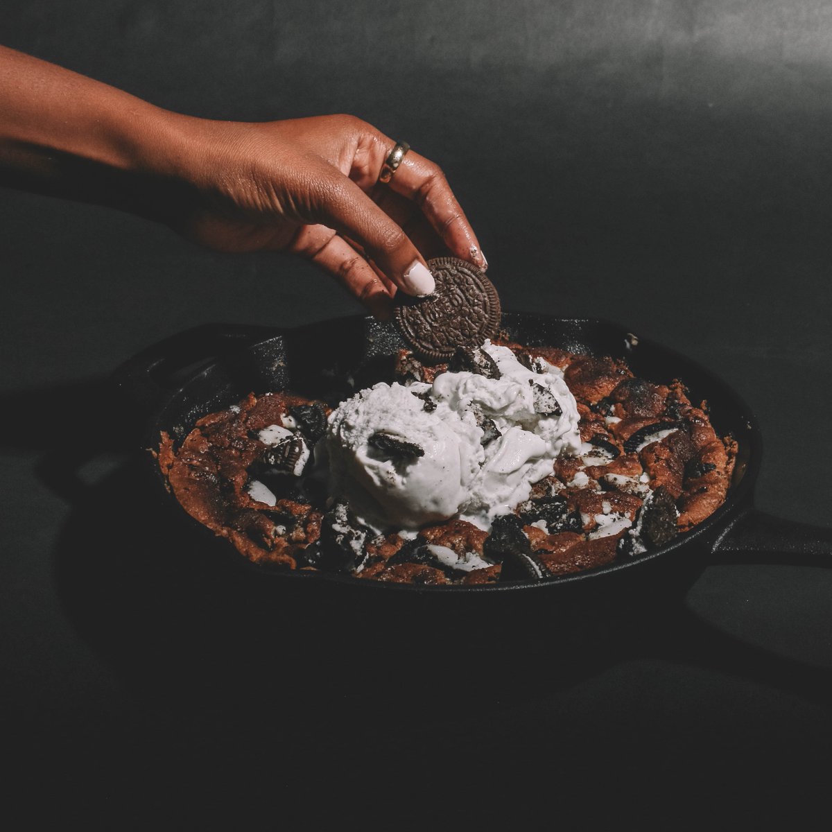 DistractionUM's tweet image. No kitchen is complete without a cast iron skillet. This cookware staple could be used for a lifetime of meals —and if taken care of—may actually last for a lifetime of your grandchildren’s meals as well.
words_ @nikkibullard design_ @laurenmaingot photo_ @teaganpolizzi