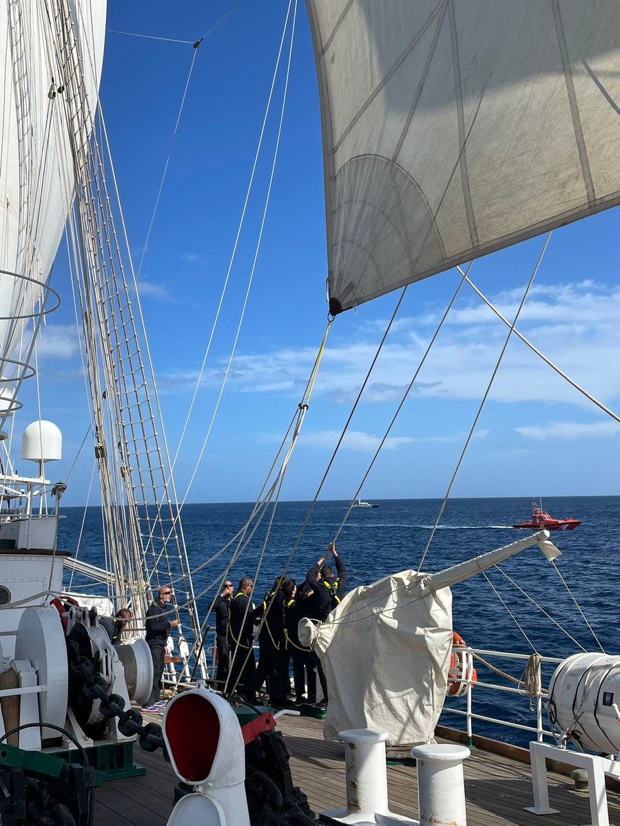 Armada_esp's tweet photo. El #JuanSebastiánDeElcano ha acercado su derrota a la isla de #Tenerife, como hiciera hace 503 años la primera expedición que circunnavegó el 🌍. Varias embarcaciones y el #P42Rayo han acompañado al Buque-Escuela que continúa tránsito en demanda de Cabo Verde.
#SomosLaArmada🇪🇦⚓ https://t.co/iVRLjchpSH