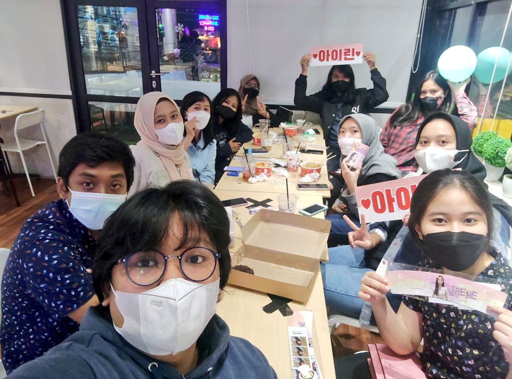 asheladzlsa's tweet photo. Hari ini 29 Maret 2022 bela2in pulang kantor buat kesini bertemu dengan manusia2 ini, sampe kafe tutup wkwk

Happy birthday irene🐰🎂❤
BORN TO DAZZLE IRENE
#ReneDayDay
#올해_현탄절은_처음이라
@RVsmtown #IRENE #아이린

Thanks for the event @Joohyunesia 🐰🎂 https://t.co/m24IzpK5jb