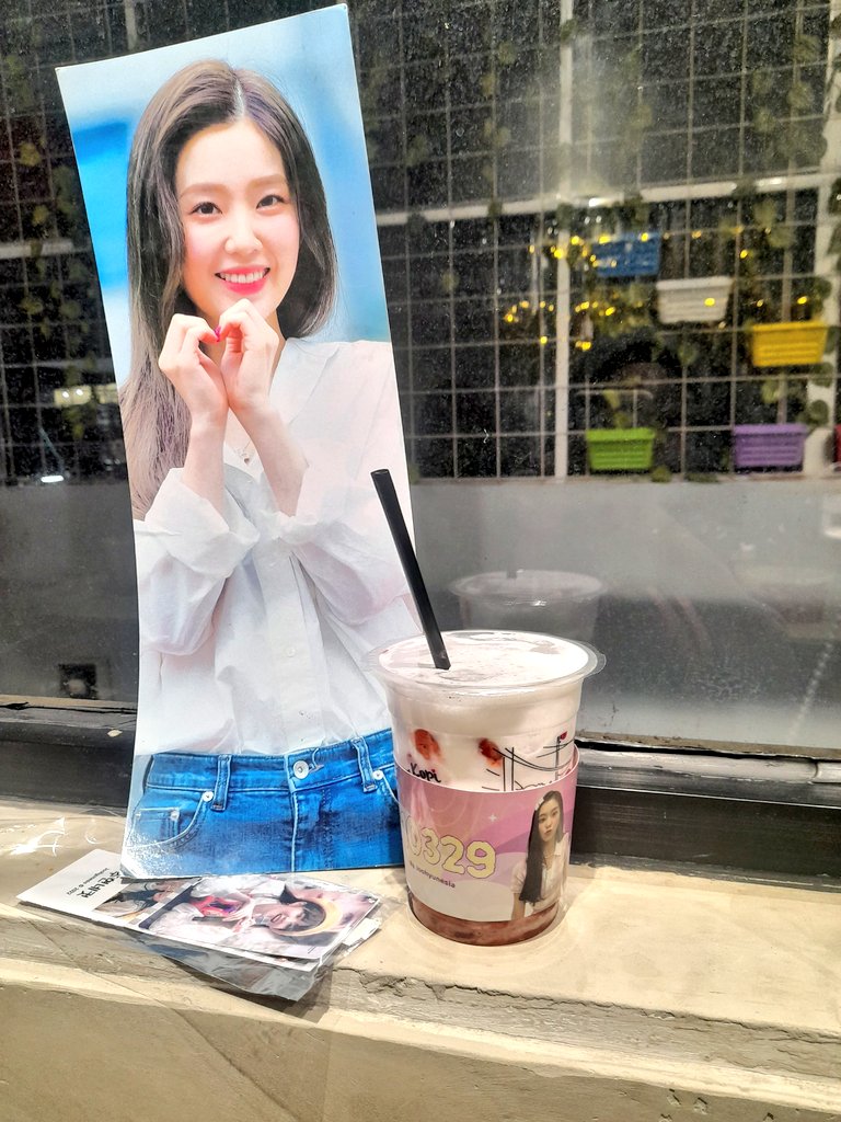 asheladzlsa's tweet photo. Hari ini 29 Maret 2022 bela2in pulang kantor buat kesini bertemu dengan manusia2 ini, sampe kafe tutup wkwk

Happy birthday irene🐰🎂❤
BORN TO DAZZLE IRENE
#ReneDayDay
#올해_현탄절은_처음이라
@RVsmtown #IRENE #아이린

Thanks for the event @Joohyunesia 🐰🎂 https://t.co/m24IzpK5jb