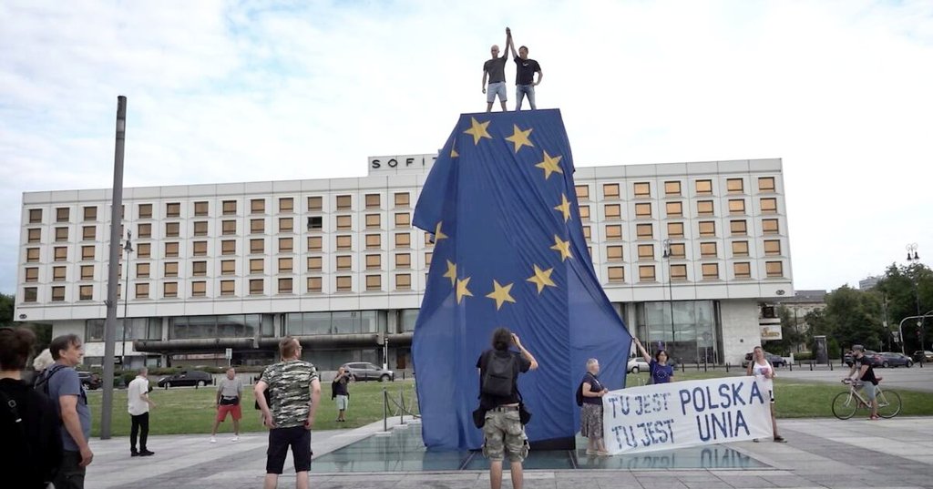 NocnaZ's tweet photo. Pamiętacie akcję @lotnabrygada z lipca ub. roku, kiedy owinęli schody unijną flagą? No to @ArkadiuszSzczu2 wygrał w sądzie i Skarb Państwa ma zapłacić 4 tysie za niesłuszne zatrzymanie przez policję 🔥✌🏼 Jest prawo do demostracji i są sądy! 🌹 https://t.co/hN0ZxUXjxt