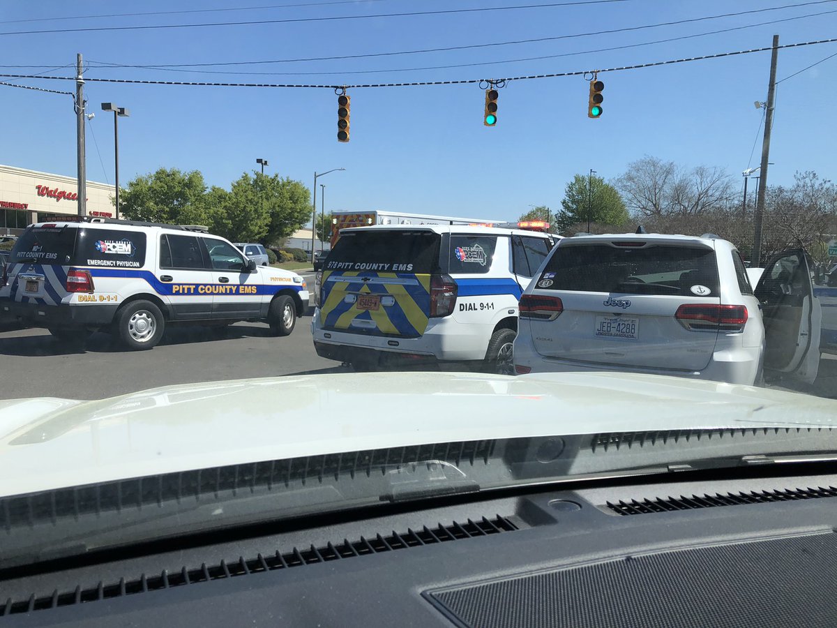 medicmattb's tweet image. You can’t tell from the scene, but this was almost a REALLY bad accident...thank God for airbags.... 
PLEASE BE SAFE #EMSSafety
#GoHomeAtEndOfShift