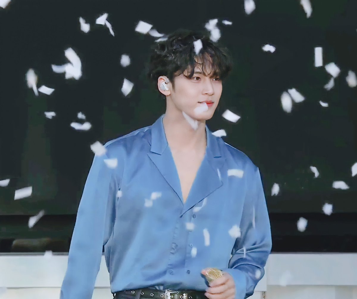 KimMingyuBrasil's tweet photo. [❤️] E essa foto que foi tirada e no exato momento os confetes saíram no formato de um coração? 
©️mingooyalove https://t.co/R17dRM8DgB