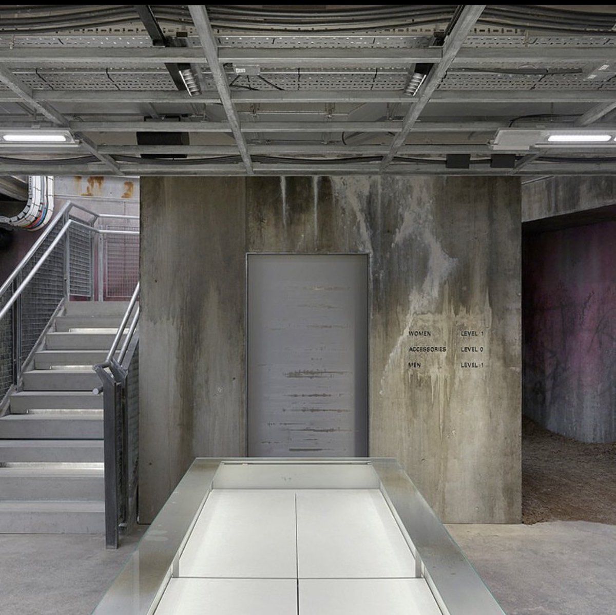 Deo_AO's tweet photo. @BALENCIAGA latest #Retail spaces 

#fashion #balenciaga 
#luxuryfashion https://t.co/Dsi39xWubV