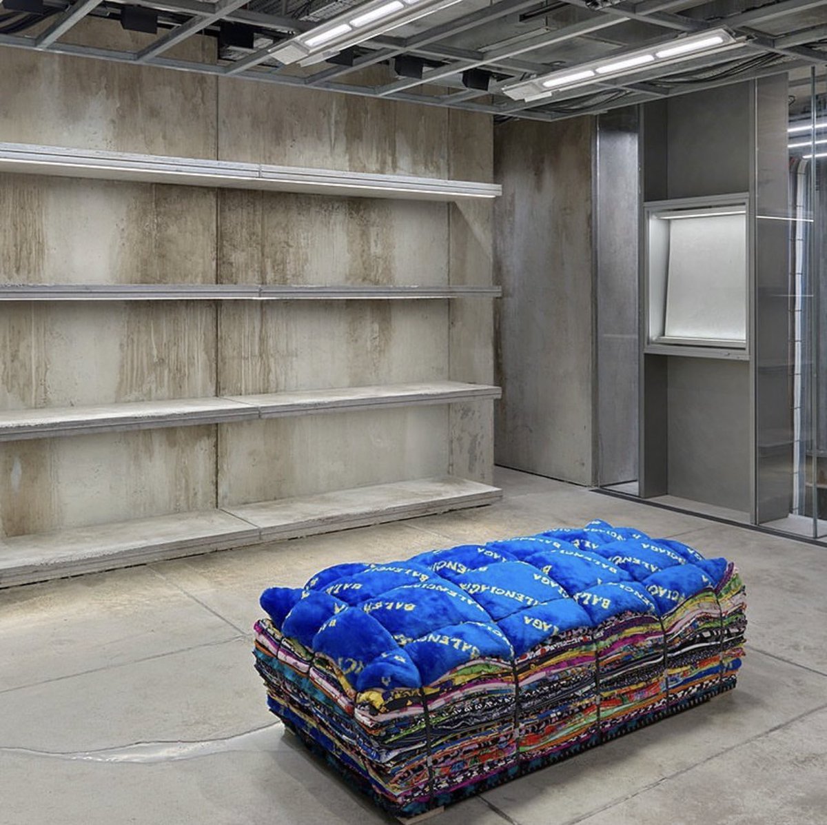 Deo_AO's tweet photo. @BALENCIAGA latest #Retail spaces 

#fashion #balenciaga 
#luxuryfashion https://t.co/Dsi39xWubV