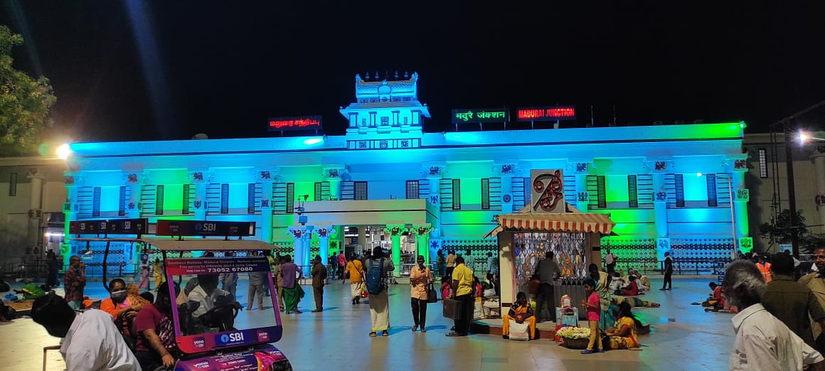 drmmadurai's tweet photo. Colour lights paint wash drawing on #Madurai #Railway #stationbuilding
Photo courtesy : Mr.Pandiaraja.. @RailMinIndia @GMSRailway @pibchennai https://t.co/raQ2rr5gs4