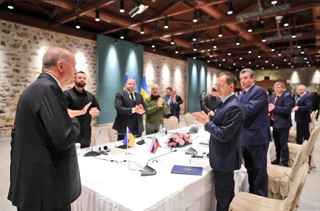 Dünya liderimiz, gurur kaynağımız.

İstanbul'da müzakerelere başlayan Rusya-Ukrayna Müzakere Heyetleri, Cumhurbaşkanımızı ayakta alkışladı.

Cumhurbaşkanımız Sn. <a href="/RTErdogan/">Recep Tayyip Erdoğan</a> ’ın yürüttüğü diplomasi trafiği tüm dünyanın takdirini kazanıyor.
#RecepTayyipErdogan