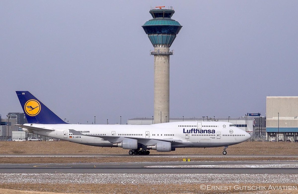 ErnestGutschik's tweet photo. PHOTOS Lufthansa #DLH470 Boeing 747-400 arriving on RWY 33L this past Sunday from Frankfurt in Toronto. The first visit of a passenger Queen in just over two years. Sure was a nice sight! https://t.co/3xjCL7utxl