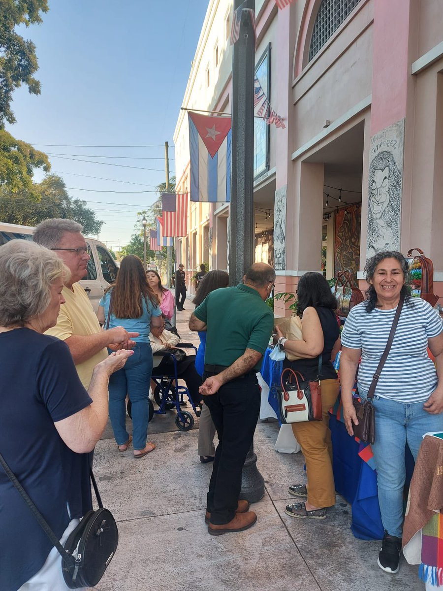 comcreativahn's tweet photo. Felicitaciones @CCICHN por el continuo apoyo a los empresarios que mueven el desarrollo de #Honduras 

#Bazardelsabado en Miami 
Orgullosamente hecho por hondureños 
Bazar del Sábado en la Calle 8
@DuronLorenza @tissylardi https://t.co/n2VAvR1Baf