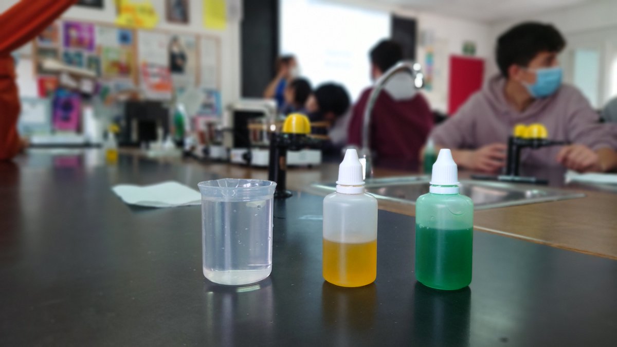SMAMadrid's tweet photo. 🧪 Esta mañana ha venido @Canal_Educa a #SMAdrid para presentar #Moleculab en 1° #ESO.
👩🏾🔬 👨🏼🔬 han experimentado cómo los hábitos de uso del #Agua 💧 son fundamentales para detener el #CambioClimático.
🌏 🌍 🌎
#EscuelasSostenibles #Agua https://t.co/KbEfTfynDh