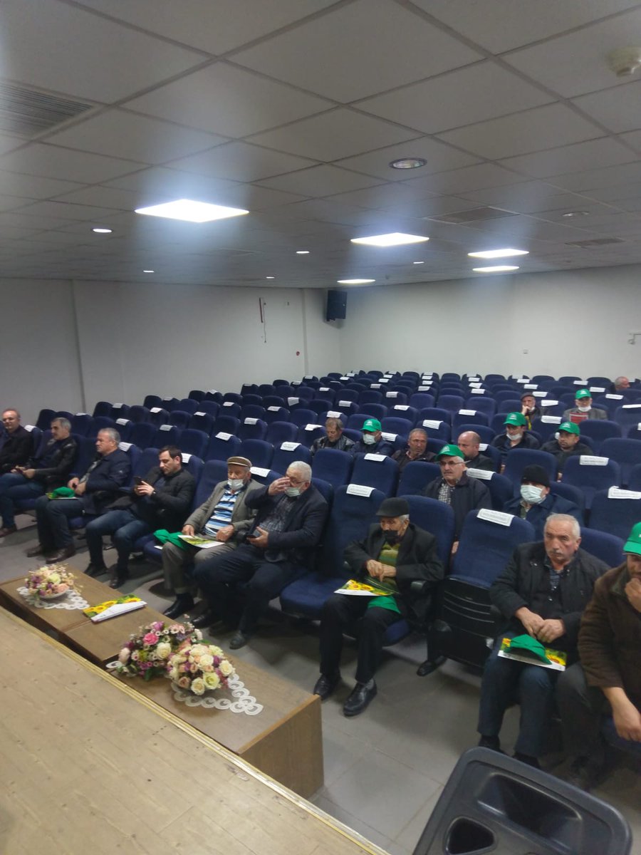 Bozuyuk_TKK's tweet photo. 119 Sayılı Bozüyük Tarım Kredi Kooperatifi olarak Pioneer Tohumculuk ile çiftçilerimize yağlık ayçiçeği bilgilendirme toplantısı düzenledik. Yeni sezonun bol bereketli bir sezon olmasını dileriz. #TarimKredi #TürkiyeninEnBüyükÇiftçiAilesi https://t.co/Dwz7SHHGcD