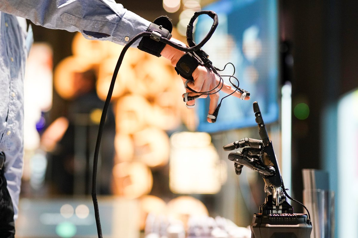 PhillipHaddow's tweet photo. As we wrap up the day and head into the drinks reception, how have you enjoyed the day at the #RobotsForASaferWorld event?

Thank you for joining us today as we celebrated #robotics and the completion of our programme.

@DMacgregor01 @Andrew_Tyrer @mark_emerton https://t.co/RMpIPRXSf5