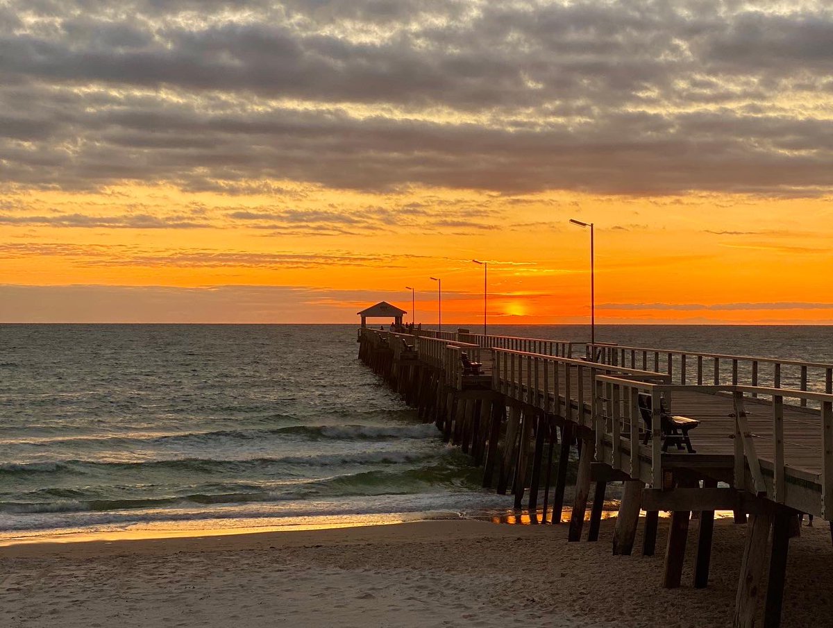 DrewBrendan's tweet photo. A beautiful sunset along Henley Beach in spectacular South Australia! https://t.co/itPNFOUmcK
