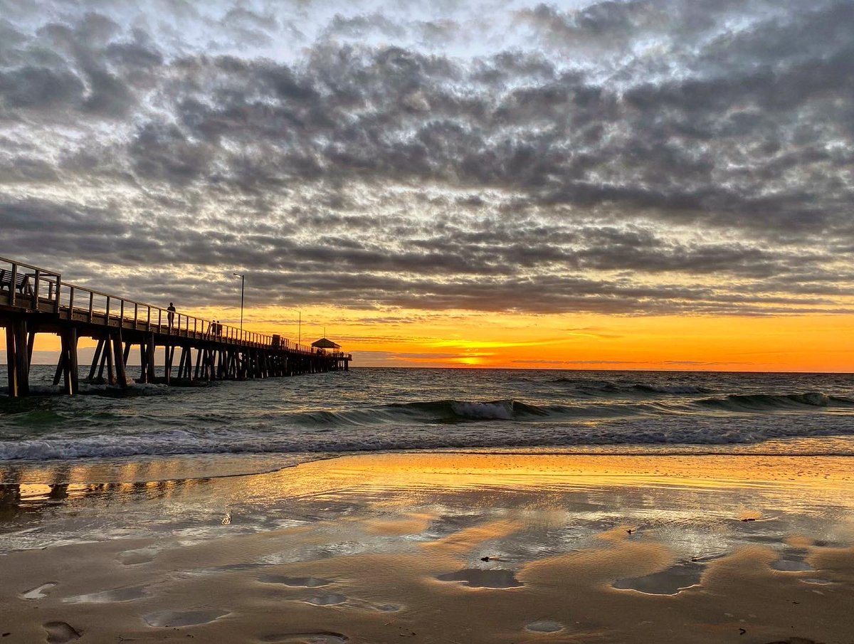 DrewBrendan's tweet photo. A beautiful sunset along Henley Beach in spectacular South Australia! https://t.co/itPNFOUmcK