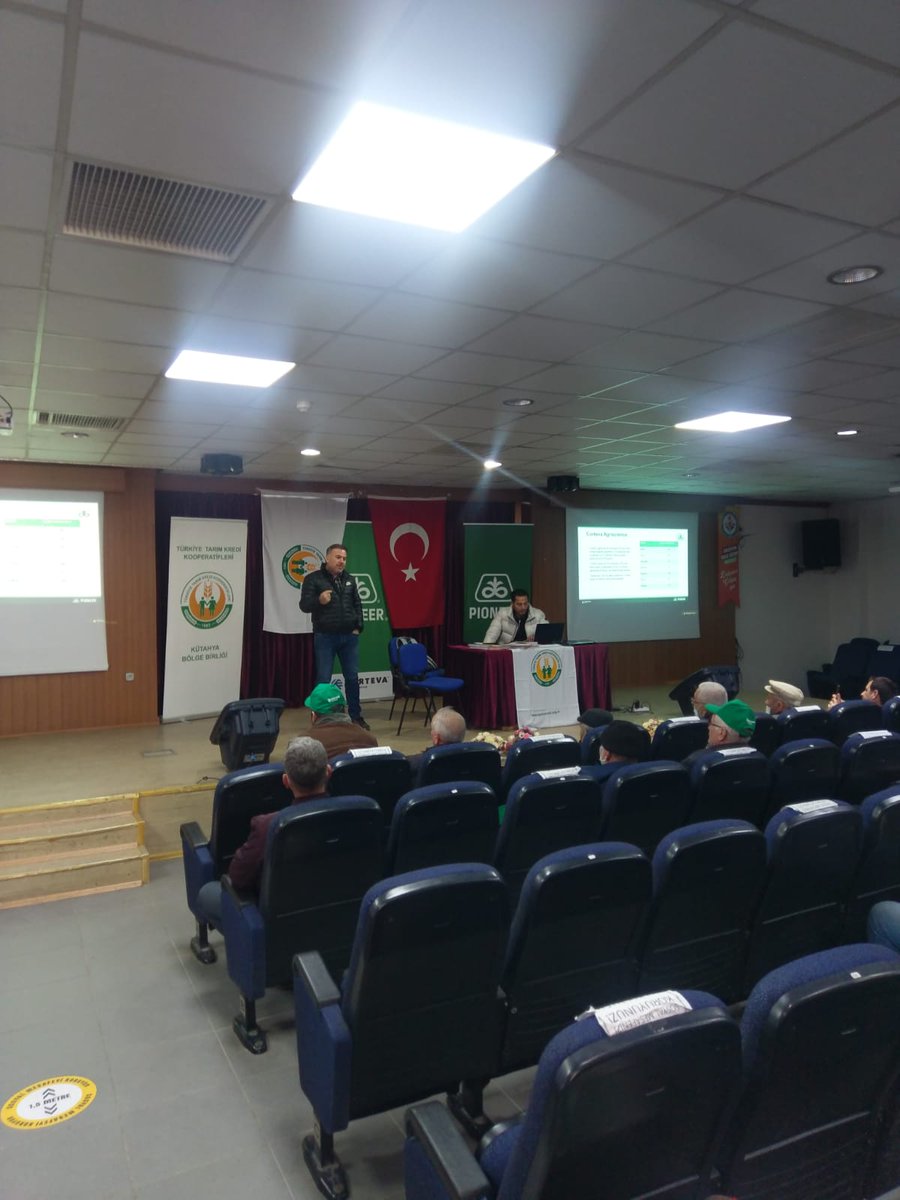 Bozuyuk_TKK's tweet photo. 119 Sayılı Bozüyük Tarım Kredi Kooperatifi olarak Pioneer Tohumculuk ile çiftçilerimize yağlık ayçiçeği bilgilendirme toplantısı düzenledik. Yeni sezonun bol bereketli bir sezon olmasını dileriz. #TarimKredi #TürkiyeninEnBüyükÇiftçiAilesi https://t.co/Dwz7SHHGcD