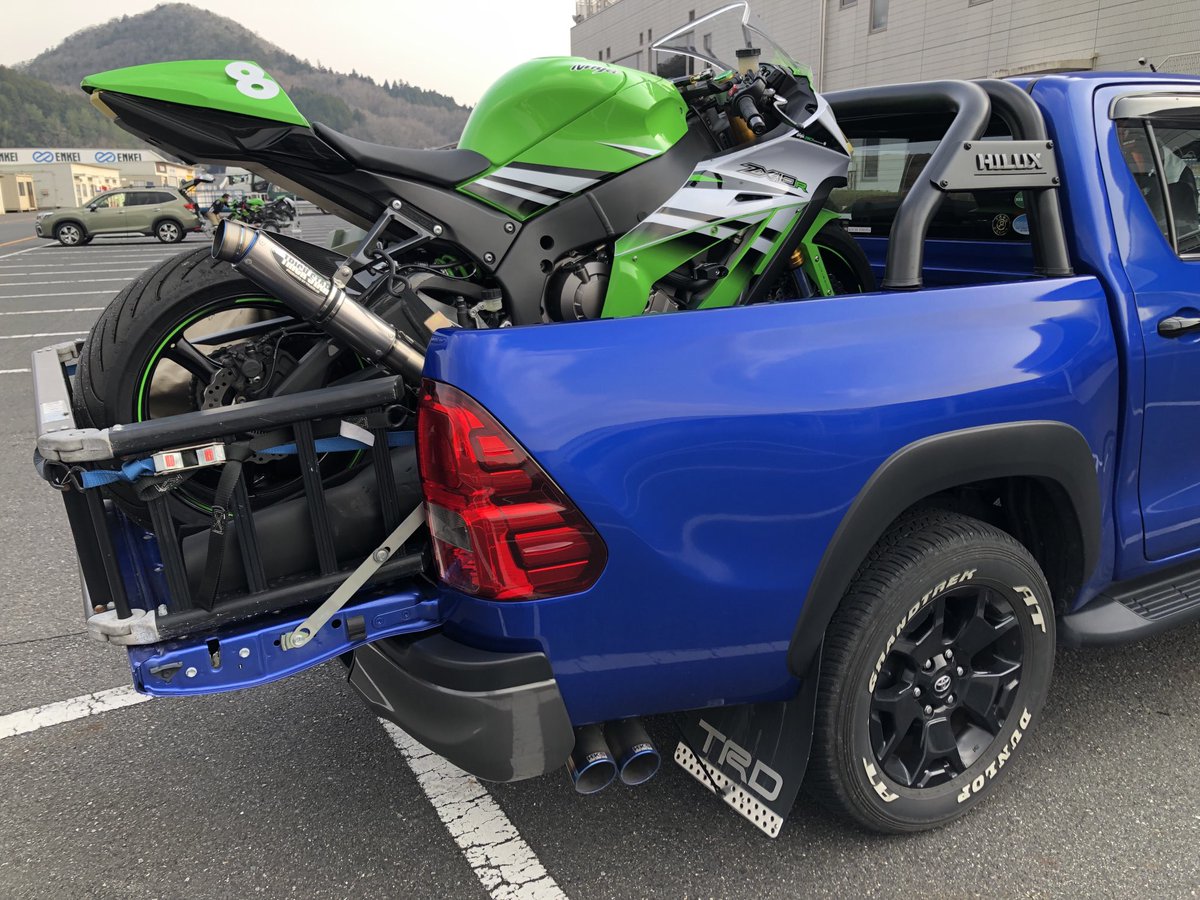 ハイラックスのトランポ仕様 今シーズンからzx10rになりました