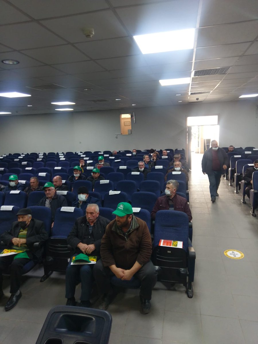Bozuyuk_TKK's tweet photo. 119 Sayılı Bozüyük Tarım Kredi Kooperatifi olarak Pioneer Tohumculuk ile çiftçilerimize yağlık ayçiçeği bilgilendirme toplantısı düzenledik. Yeni sezonun bol bereketli bir sezon olmasını dileriz. #TarimKredi #TürkiyeninEnBüyükÇiftçiAilesi https://t.co/Dwz7SHHGcD