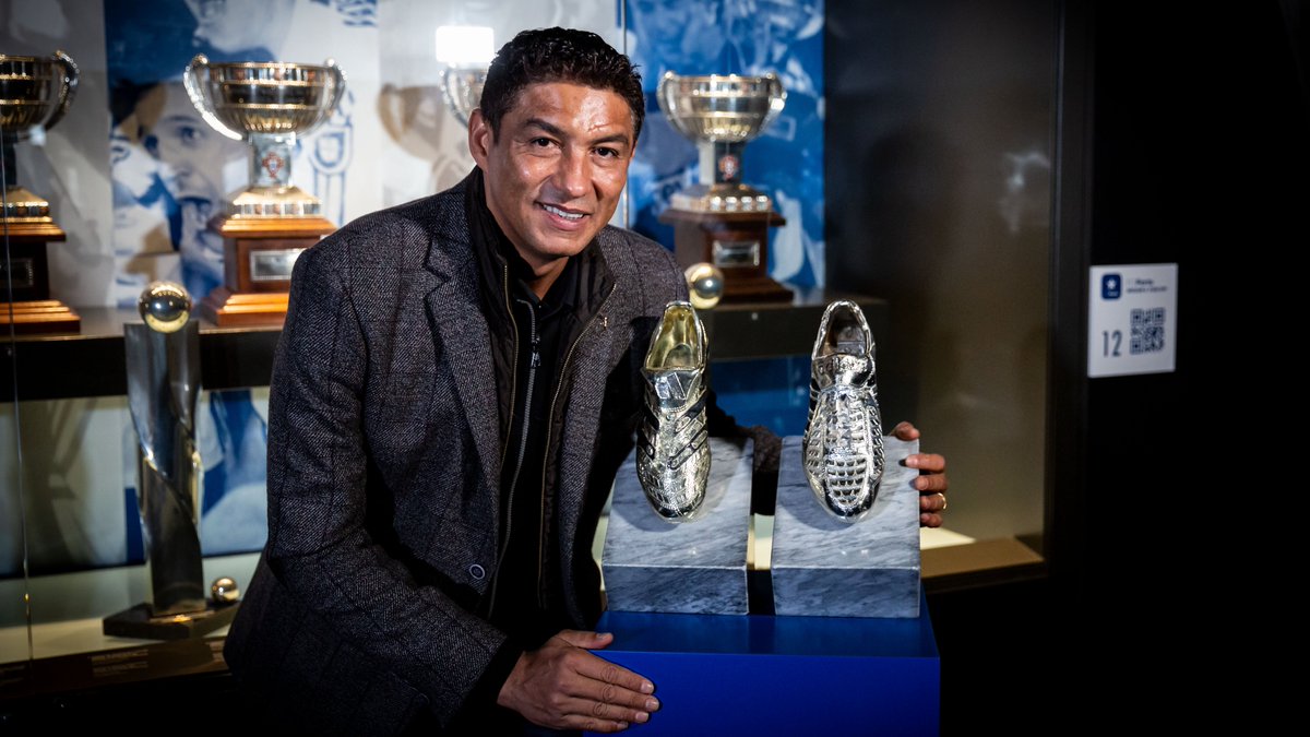 FCPorto's tweet image. Mário Jardel ➡️ Golos⚽
⚽Golos ➡️ Vitórias e Prémios🤩

🙌Jardel entregou hoje ao Museu FC Porto a Bota de Ouro e Bota de Prata que conquistou enquanto representava o FC Porto🔵⚪

#FCPorto #FCPortoVintage #ComoNósUmdeNós