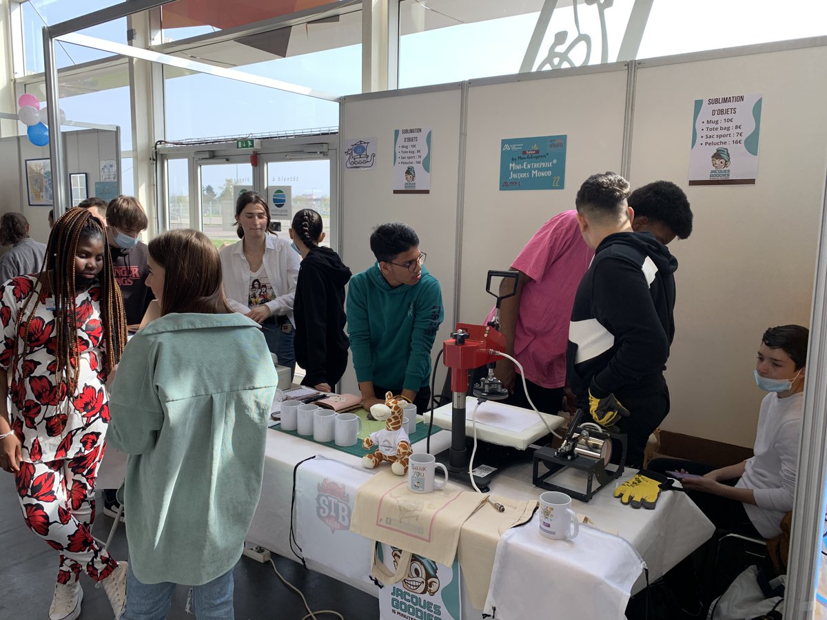 JacquesMonod's tweet photo. Les élèves de la mini-entreprise "Jacques Goodies" se sont rendus à la foire de Rouen pour exposer et vendre leurs produits @EPANormandie Mugs personnalisés, Tote bags, peluches .... Des produits à l'image de leurs clients : Uniques ! https://t.co/k6JzavBEtO