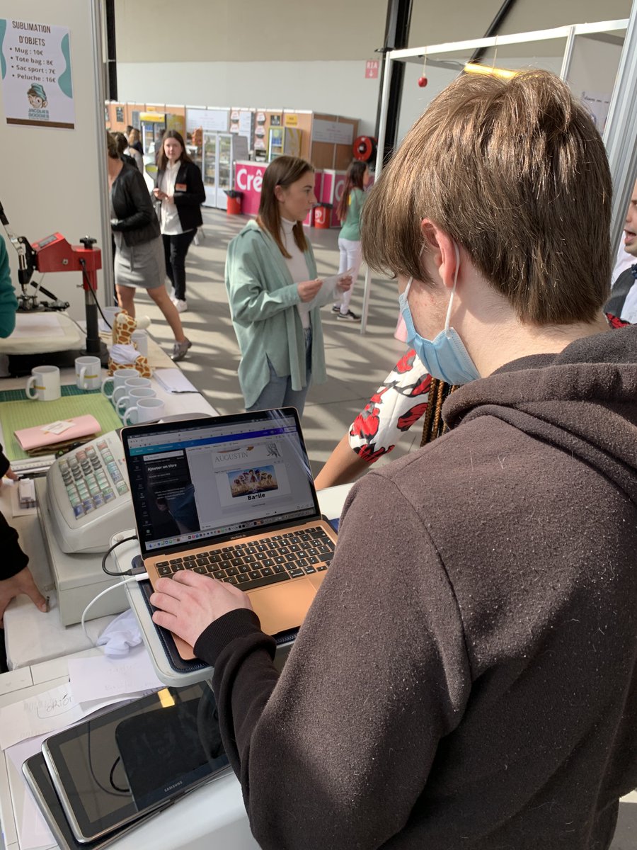 JacquesMonod's tweet photo. Les élèves de la mini-entreprise "Jacques Goodies" se sont rendus à la foire de Rouen pour exposer et vendre leurs produits @EPANormandie Mugs personnalisés, Tote bags, peluches .... Des produits à l'image de leurs clients : Uniques ! https://t.co/k6JzavBEtO