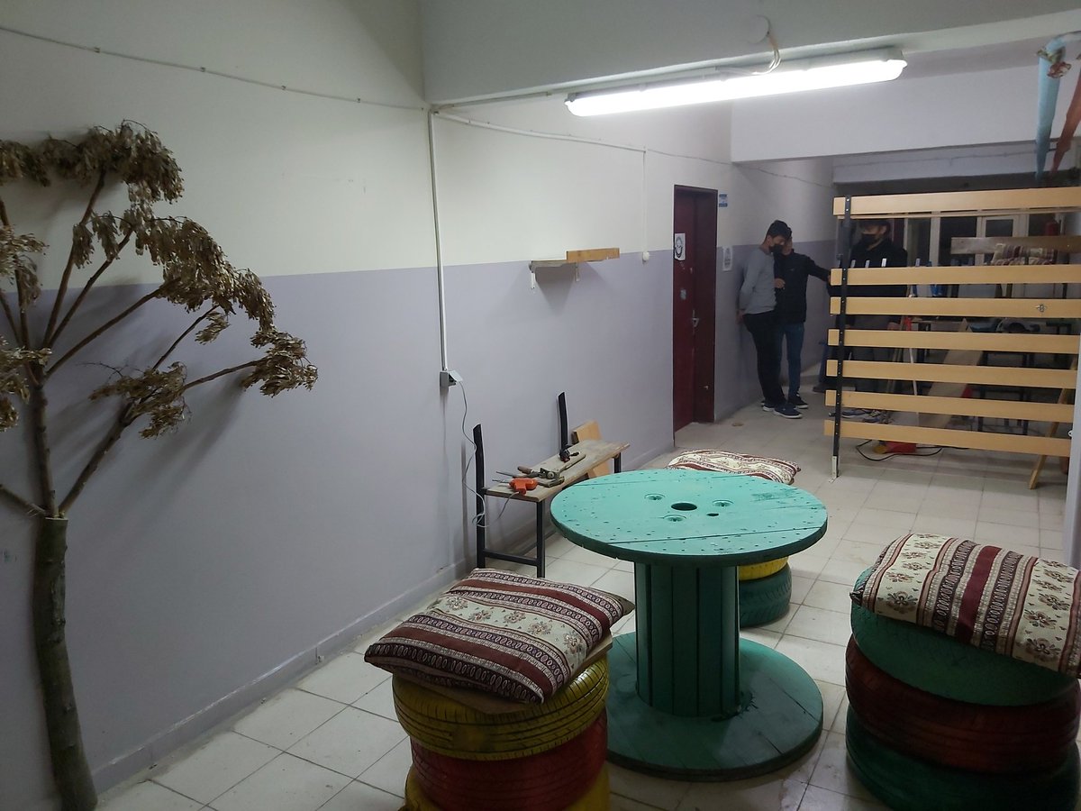 Okulumuz imkanları ile Sıfır Atık Projesi kapsamında Geri Dönüşüm Kütüphanesi kurulması çalışmaları devam etmektedir.