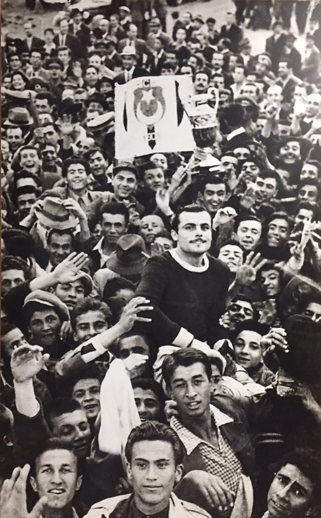 ilkerpirlant's tweet photo. 20 Nisan 1947, Beşiktaş 8 yılda 7 İst. şampiyonluğunun ardından, şampiyonluğu kaptırdığı Feneri Milli Kümede 2-1 yenince böyle bir tablo oluşmuş. Gazeteler 25 bin seyirci yazmış ama Şeref Stadı o kalabalığı almaz. Omuzlarda kaleci Ethem Karpat, ev yapımı armada BCK yazıyor. :) https://t.co/9PRpX3xqb2