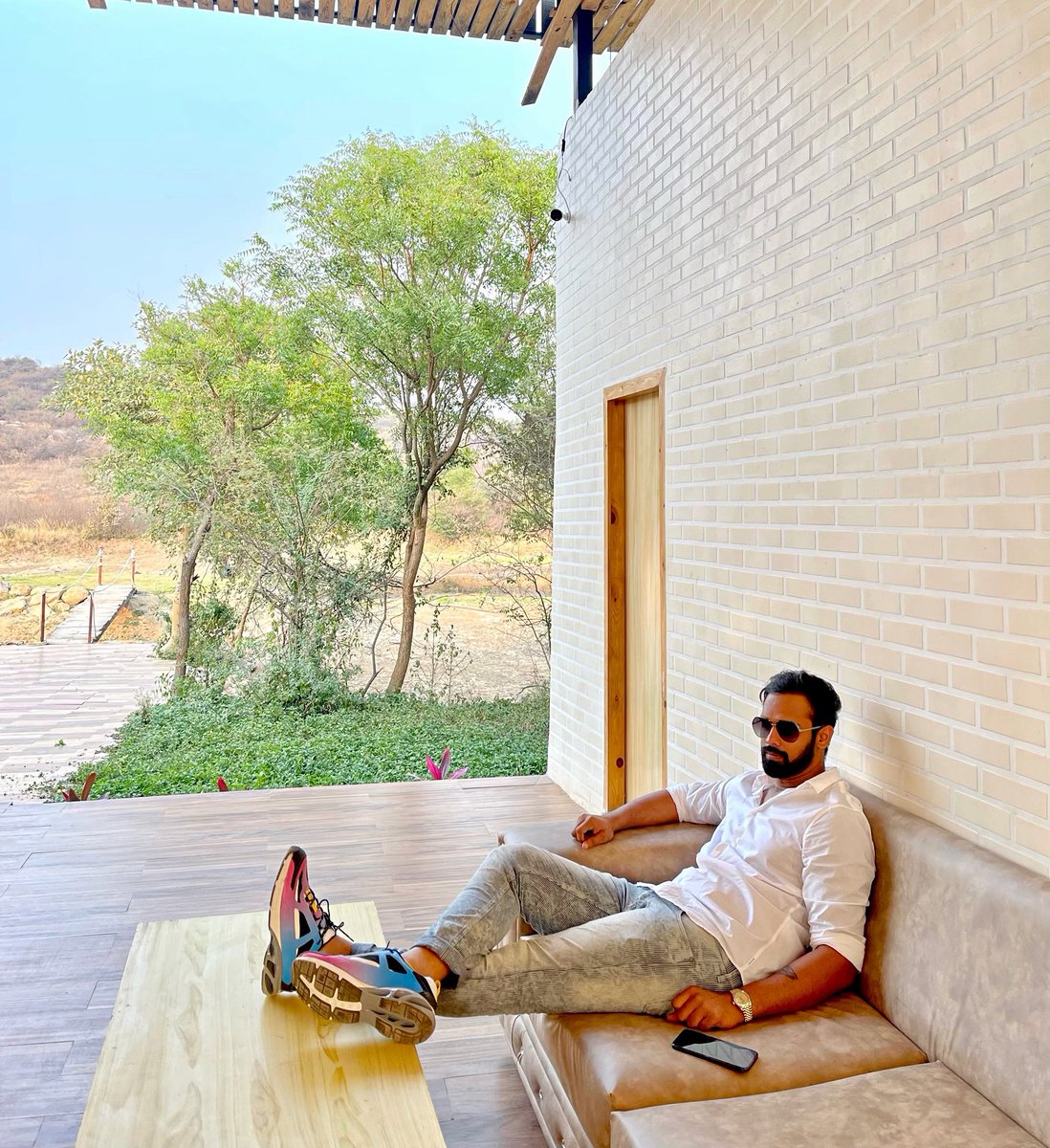 ఇధి నా కాళ్ళు ఇధి కుడా నా కాళ్ళె
నా కాళ్ళు మీద నా కాళ్ళు వేసుకున్నా!
.
Late to the Pushpa trend but better late than never!