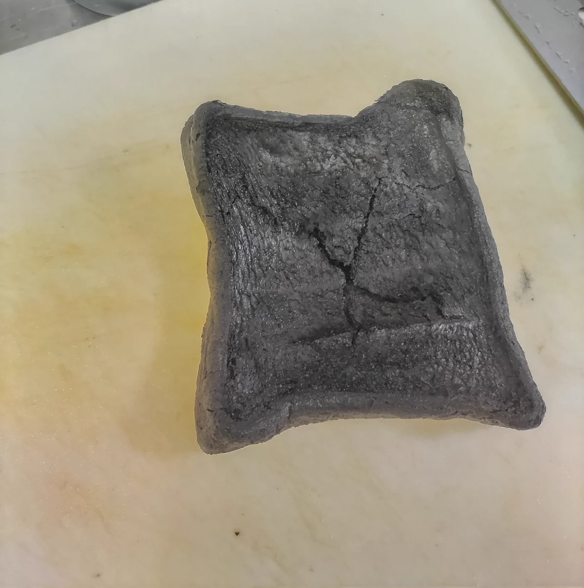 この物体は一体？真っ黒こげになったトーストの姿www