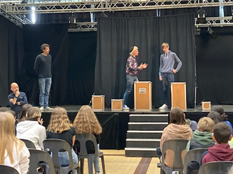 CTarnos's tweet photo. Une séance de théâtre forum pour réfléchir au phénomène de harcèlement et de cyber-harcèlement avec les élèves de 4ème et la compagnie #OXO. Faire de la prévention en rendant les élèves acteurs, et les aider à se questionner en les impliquant. https://t.co/QHplKUcSQm