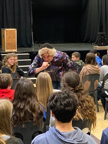 CTarnos's tweet photo. Une séance de théâtre forum pour réfléchir au phénomène de harcèlement et de cyber-harcèlement avec les élèves de 4ème et la compagnie #OXO. Faire de la prévention en rendant les élèves acteurs, et les aider à se questionner en les impliquant. https://t.co/QHplKUcSQm