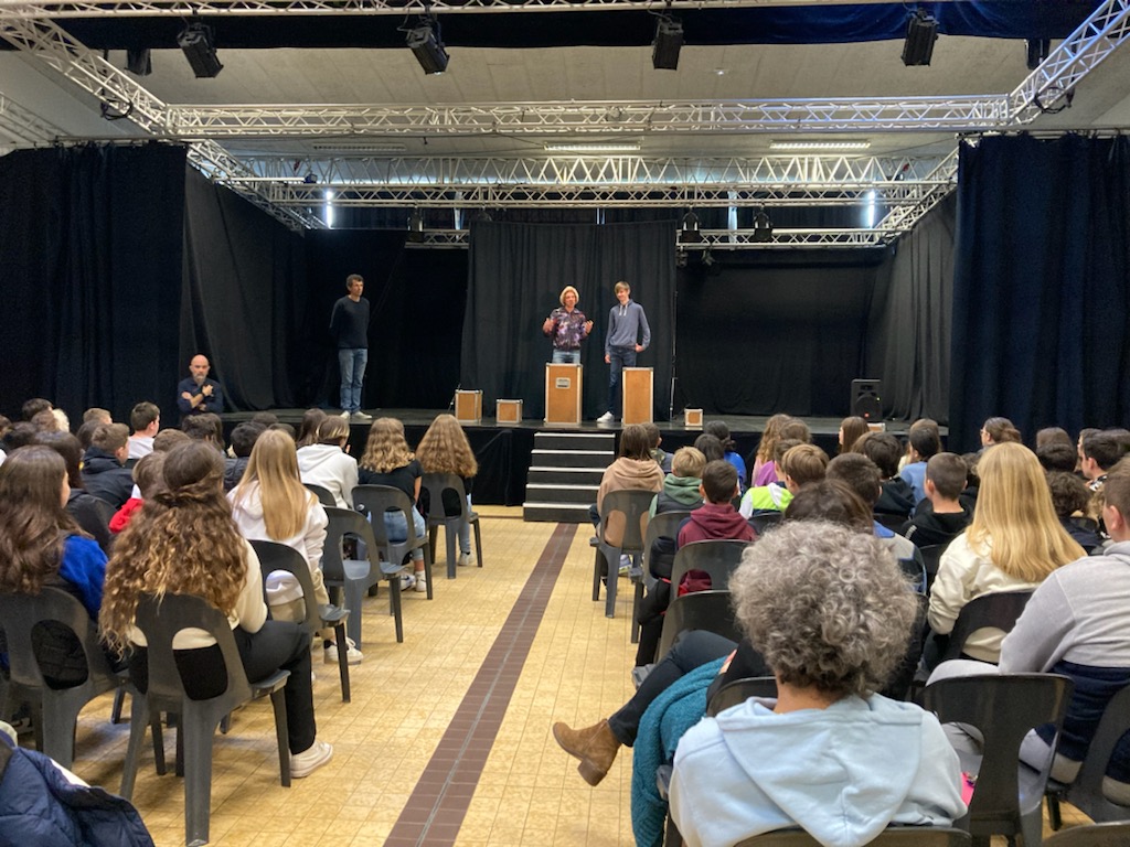 CTarnos's tweet photo. Une séance de théâtre forum pour réfléchir au phénomène de harcèlement et de cyber-harcèlement avec les élèves de 4ème et la compagnie #OXO. Faire de la prévention en rendant les élèves acteurs, et les aider à se questionner en les impliquant. https://t.co/QHplKUcSQm
