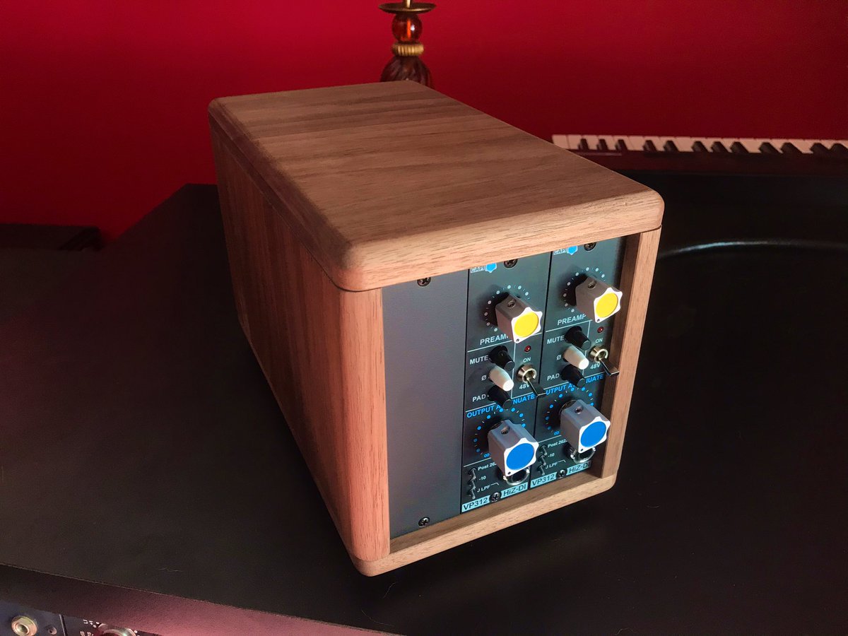 HellAudio's tweet image. 草野華余子様オーダー
API 3slot ウォルナットランチボックス作成しました。
電源は外付けユニットとし内部は全面シールド。
オイル塗装で木の香りにも拘りました。
オーダーありがとうございました。
@kayoko225