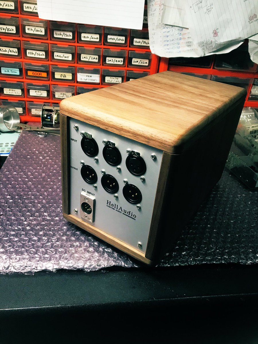 HellAudio's tweet image. 草野華余子様オーダー
API 3slot ウォルナットランチボックス作成しました。
電源は外付けユニットとし内部は全面シールド。
オイル塗装で木の香りにも拘りました。
オーダーありがとうございました。
@kayoko225