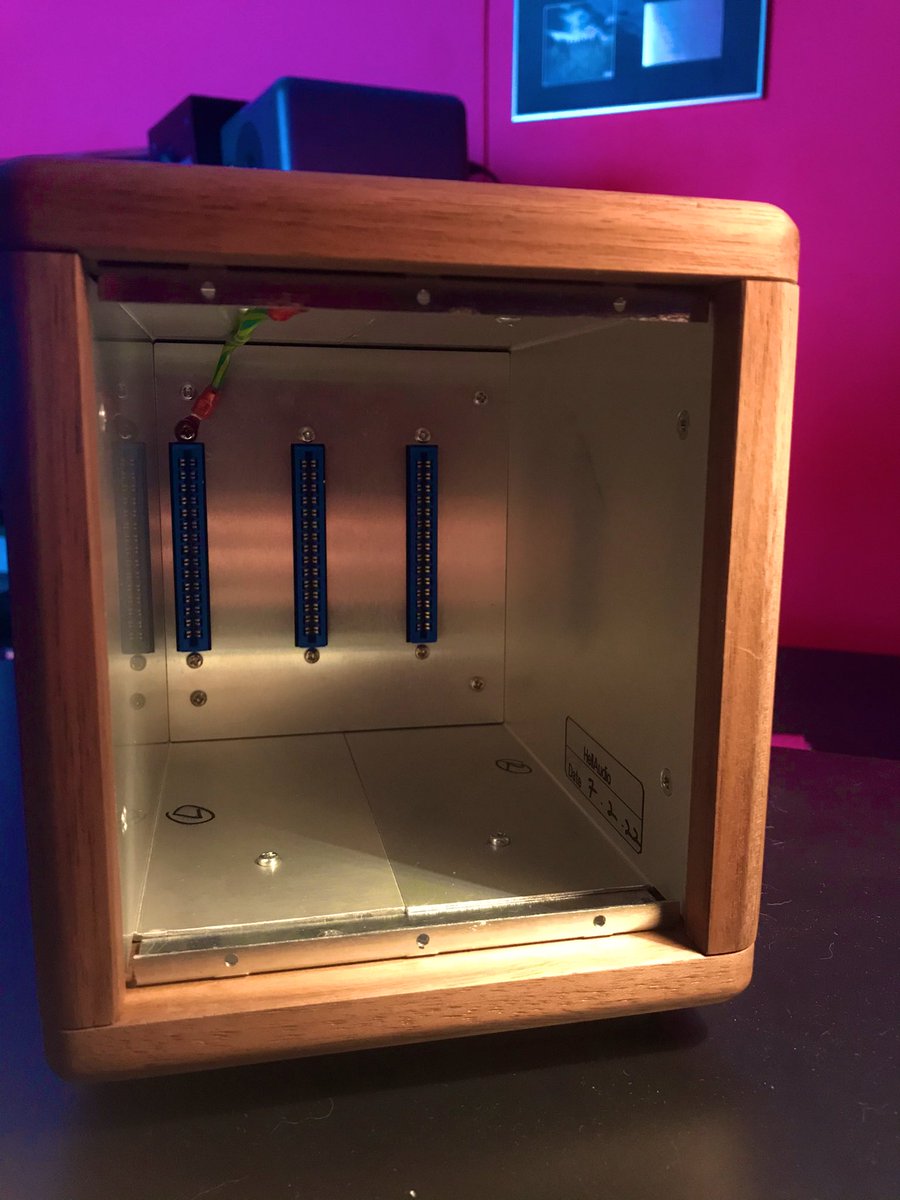 HellAudio's tweet image. 草野華余子様オーダー
API 3slot ウォルナットランチボックス作成しました。
電源は外付けユニットとし内部は全面シールド。
オイル塗装で木の香りにも拘りました。
オーダーありがとうございました。
@kayoko225