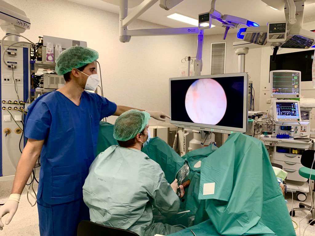 VJTames's tweet photo. HoLEP en bloc amb el doctor @AlabatRoca. @UroHub https://t.co/LIqmZ2hjFu