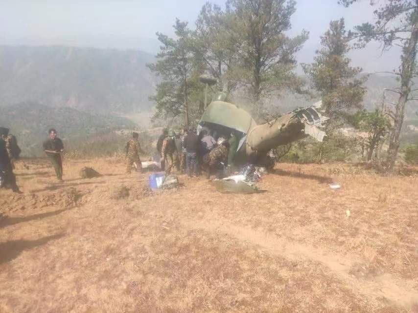 whim_watch's tweet photo. #Myanmar: A #Junta Mi-8 helicopter has crashed in #Hakha, #Chin, injuring all onboard and resulting in the total destruction of the helicopter. 
#WhatsHappeninglnMyanmar 
#2022Mar29Coup https://t.co/1TdUn1K32e
